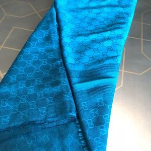 Women’s Gucci scarf